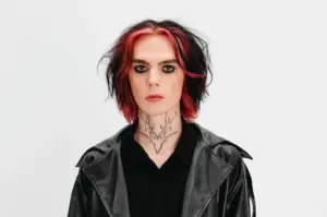 Teenager im "Gothic-Style" er steht als Symbolbild für Toleranz.